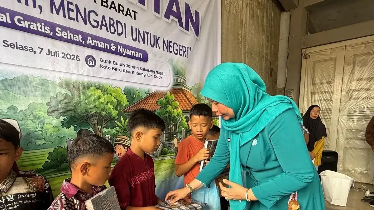 Ketua TP-PKK Kabupaten Solok, Nia Jon Firman Pandu, memberikan dukungan kepada salah seorang peserta saat Gebyar Khitan Massal gratis yang digelar RHC di Nagari Kotobaru, Kecamatan Kubung, Selasa (7/7). (TP PKK UNTUK PADEK)