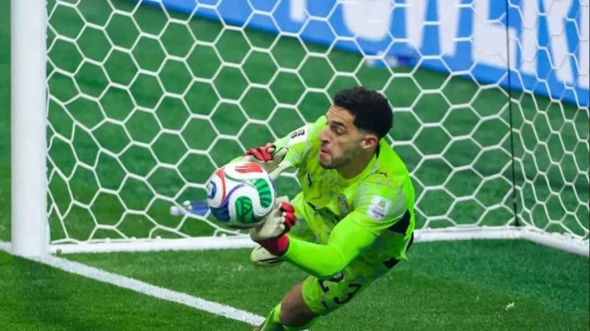 Kiper Mesir Mostafa Shobeir menepis tendangan penalti Lionel Messi saat laga Argentina vs Mesir pada babak 16 besar Piala Dunia 2026.(Foto: IG Timnas Mesir)