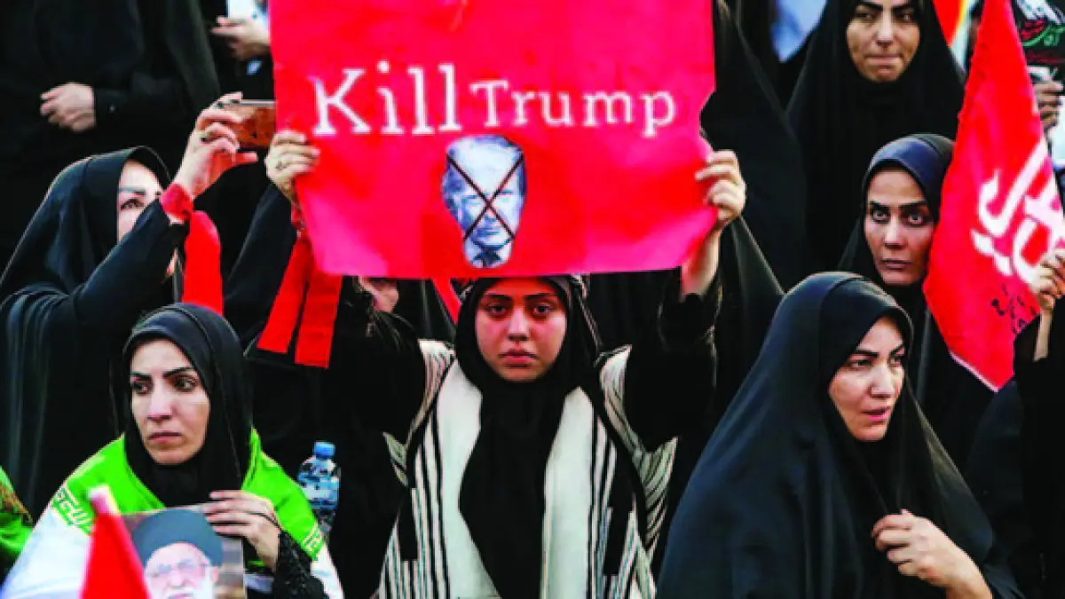 Salah seorang pelayat dalam prosesi pemakaman Ayatollah Seyed Ali Khamenei membentangkan poster “Kill Trump” di Masjid Jamkaran, Kota Qom, Iran, kemarin. Ali Khamenei bakal dimakamkan di Mashhad, kota yang berjarak sekitar 909 kilometer dari Teheran, besok (9/7). (TASNIM)