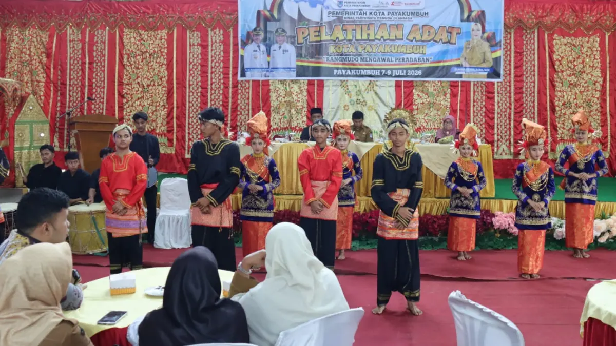 Pembukaan kegiatan Pelatihan Adat Tingkat Kota Payakumbuh yang diikuti rang mudo dan puti bungsu dari 10 nagari di Aula Gedung Serbaguna Sawah Padang Aua Kuniang, Selasa (7/7/2026).