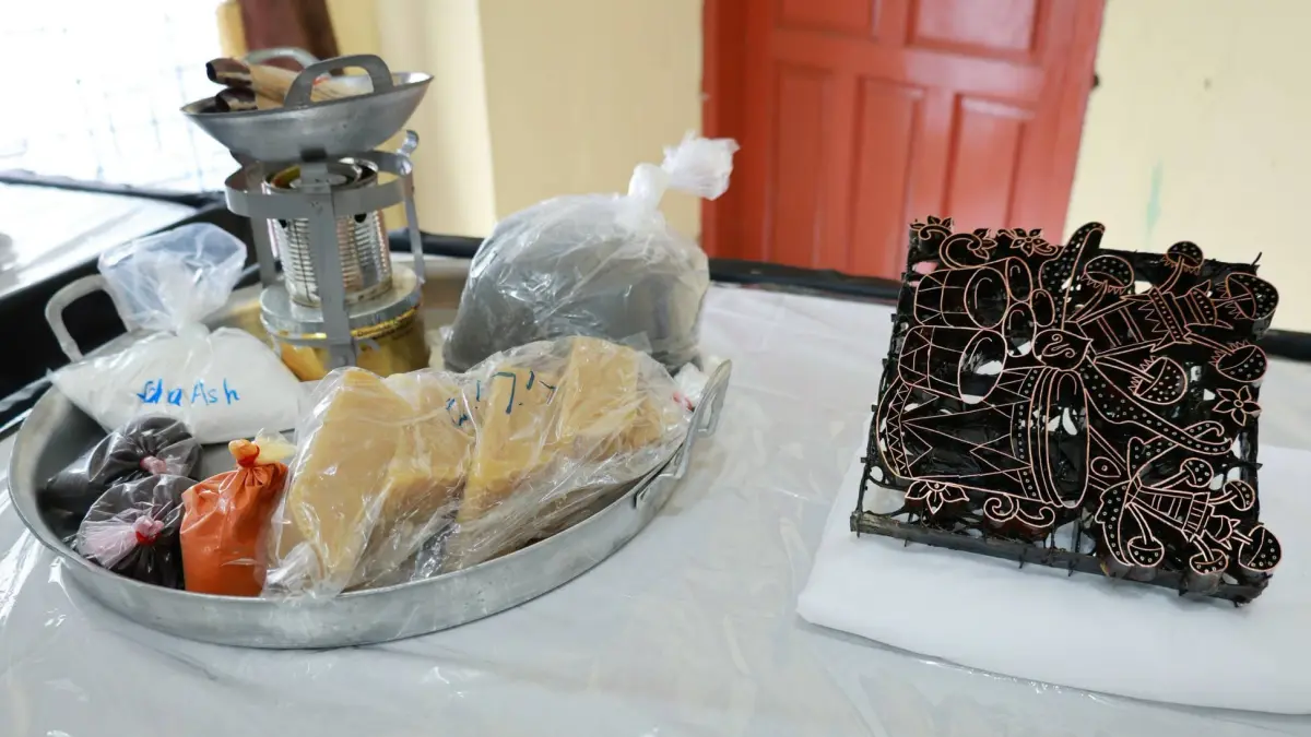 Peralatan dan bahan pembuatan batik cap yang diterima peserta Pelatihan Pembuatan Batik Cap di Aula Dinas Perindustrian, Perdagangan, Koperasi dan UKM Kota Pariaman, Selasa (7/7/2026).