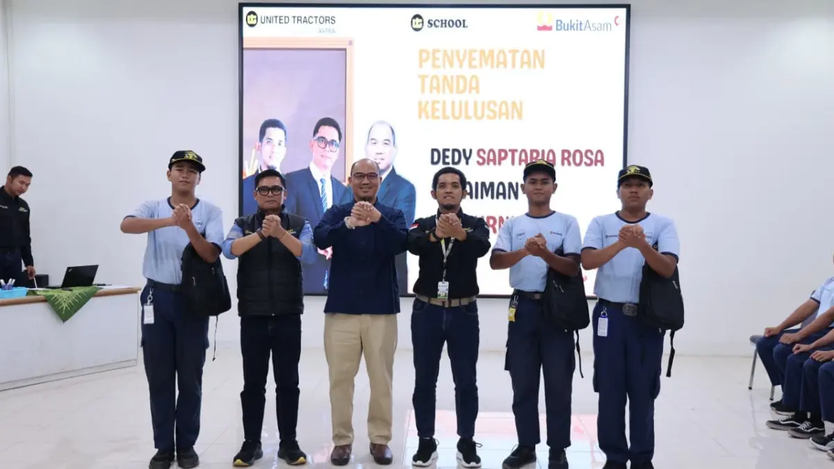 Peserta Basic Mechanic Course Ring 1 Tanjung Enim menerima tanda kelulusan dari PT Bukit Asam (PTBA) dan UT School Tanjung Enim setelah menyelesaikan pelatihan mekanik.(Foto: Corcom PTBA)