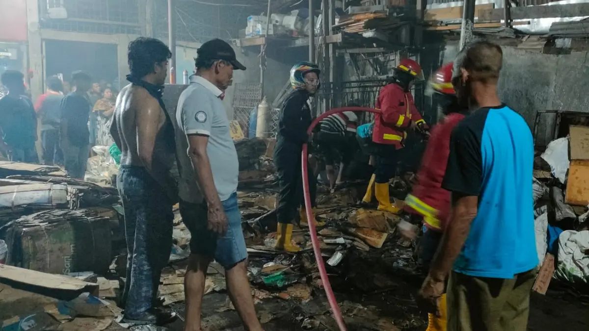 Petugas Dinas Pemadam Kebakaran Kota Padang berhasil memadamkan api yang membakar gudang barang bekas di Jalan Sutan Syahrir, Kelurahan Seberang Padang, Kecamatan Padang Selatan, Rabu (8/7/2026) malam.