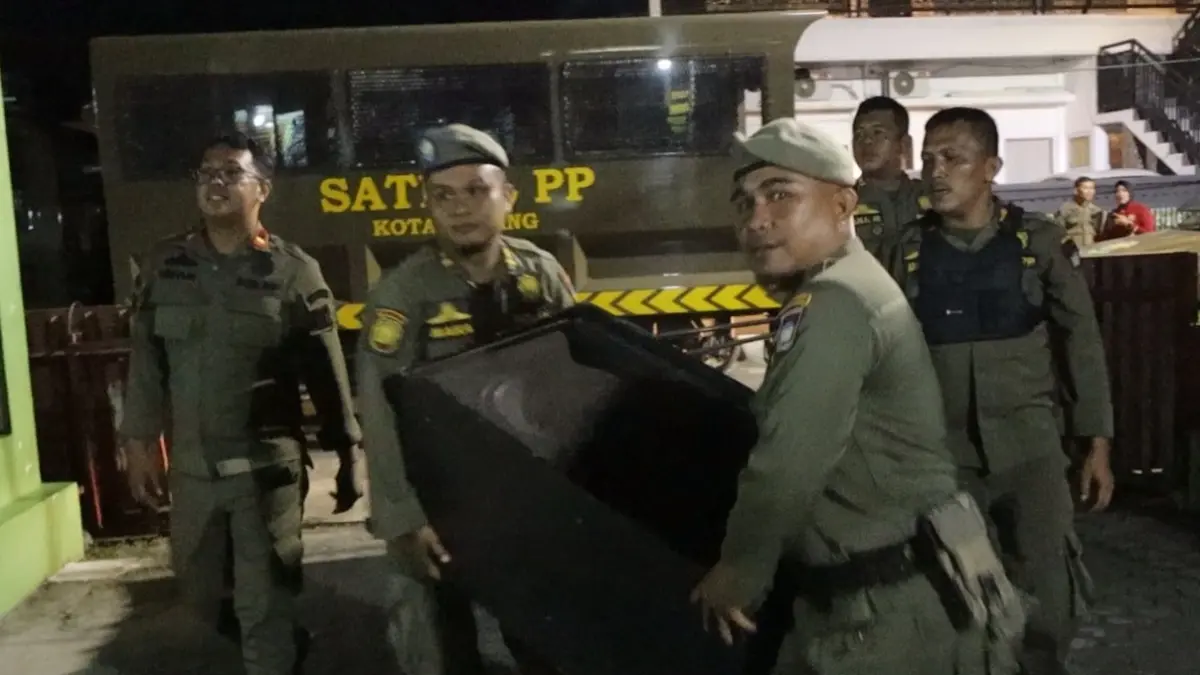 Petugas Satpol PP Kota Padang mengamankan satu unit speaker dari kafe karaoke di Jalan Hos Cokroaminoto yang diduga melanggar jam operasional saat patroli dini hari, Rabu (8/7/2026).