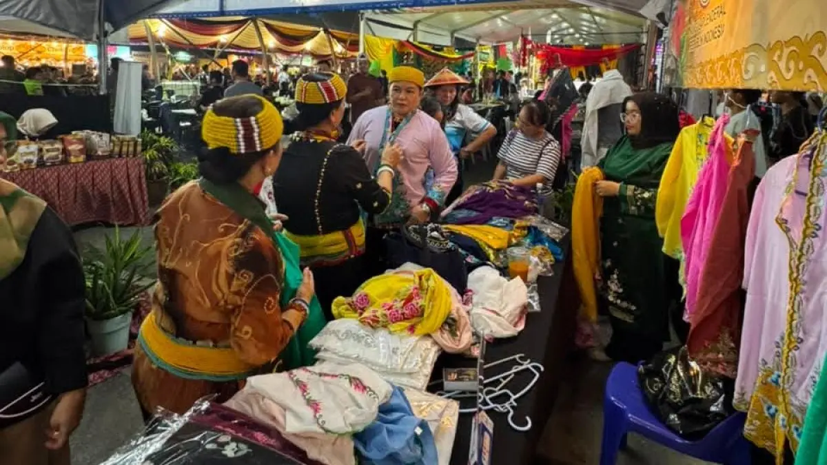 PROMOSI: Delegasi GEBU Minang bersama pelaku UMKM
Sumatera Barat membawa produk unggulan Ranah Minang
ke ajang Taste of Borneo Cultural Carnival (TOBC) 4.0 di Miri,
Sarawak, Malaysia.(GEBU MINANG UNTUK PADEK)