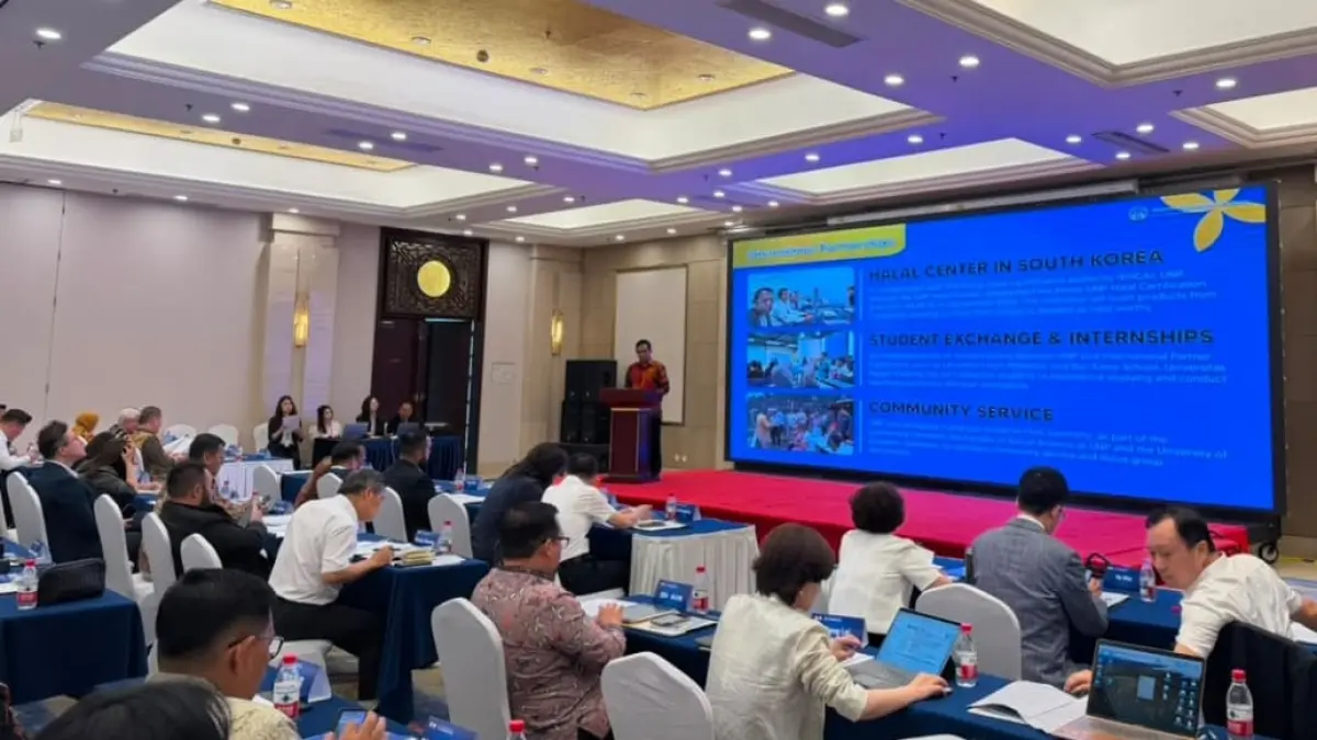 Rektor Universitas Negeri Padang (UNP) Ir. Krismadinata, Ph.D. mempresentasikan peluang kerja sama internasional dalam China-Indonesia Education Cooperation Symposium di Beijing, China.(Foto: Haris Satria/ KKPS UNP)