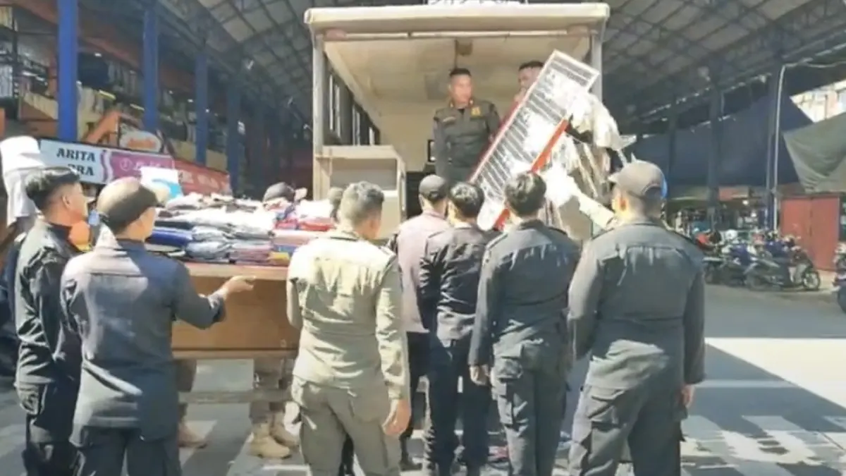 ScreenshotPersonel Satpol PP Kota Payakumbuh menertibkan lapak PKL yang melanggar ketentuan ketertiban umum di kawasan Pusat Pertokoan Blok Timur atau Pasar Ibuh, Rabu (8/7). (DOK DINAS SATPOL PP DAN DAMKAR PAYAKUMBUH)