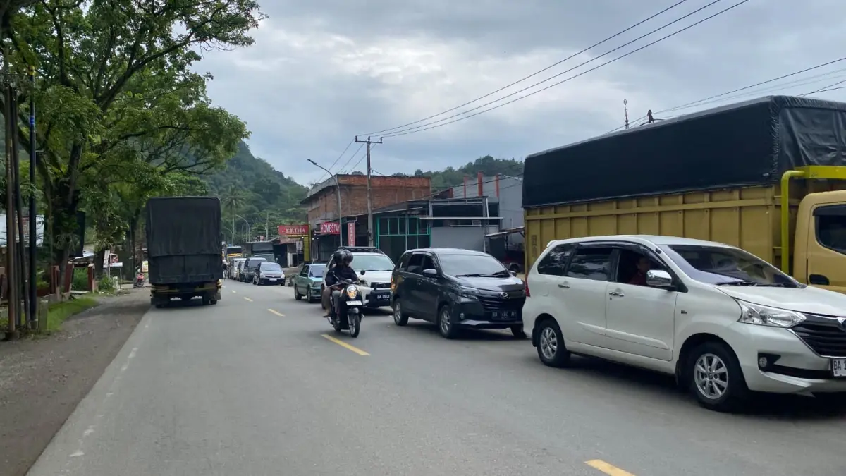 Sejumlah kendaraan mengantre untuk mengisi BBM jenis Bio Solar dan Pertalite di SPBU Ngalau, Kota Payakumbuh, Selasa (7/7). Panjangnya antrean hingga meluber ke badan jalan diduga dipicu terbatasnya pasokan BBM bersubsidi. (SY RIDWAN/PADEK)