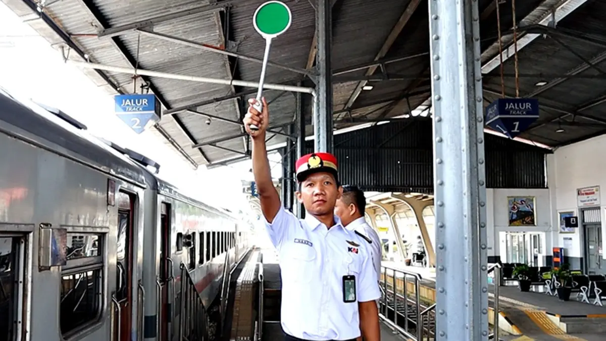 Suasana keberangkatan kereta api lokal KAI Divre II Sumbar selama masa libur sekolah. Hingga 12 Juli 2026 masih tersedia 18.122 tiket bagi calon penumpang.