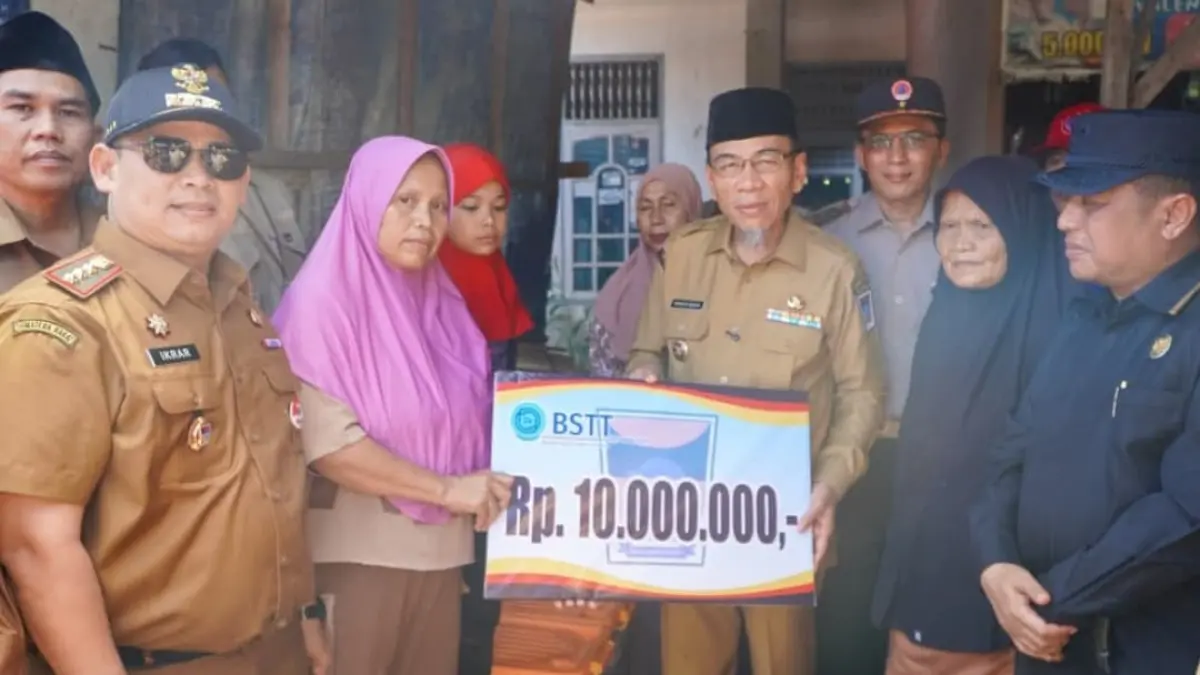 Wakil Wali Kota Padang Maigus Nasir menyerahkan bantuan BSTT Rp10 juta kepada korban kebakaran rumah di Kelurahan Banuaran Nan XX, Kecamatan Lubuk Begalung, Kota Padang.(Foto: Diskominfo)