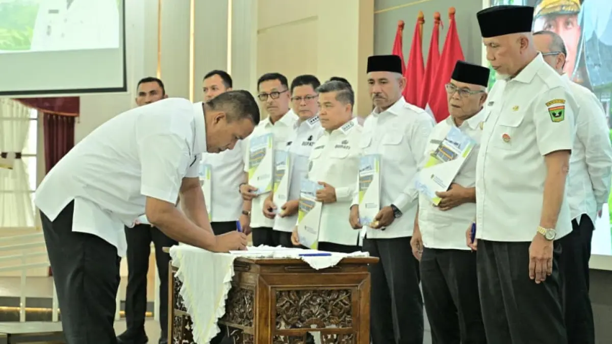 Wakil Wali Kota Pariaman Mulyadi menandatangani Berita Acara Kesepakatan Luasan Lahan Pertanian Pangan Berkelanjutan (LP2B) bersama pemerintah kabupaten/kota se-Sumatera Barat di Auditorium Gubernur Sumbar, Padang, Rabu (8/7/2026).