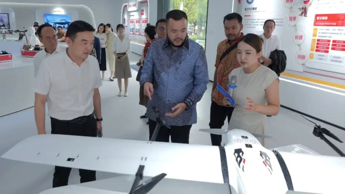 Wali Kota Padang Fadly Amran (tengah) saat mengunjungi Foshan Polytechnic untuk kerja sama Program Padang Juara skema dual degree dan beasiswa luar negeri bagi mahasiswa asal Padang.(Foto: Diskominfo)