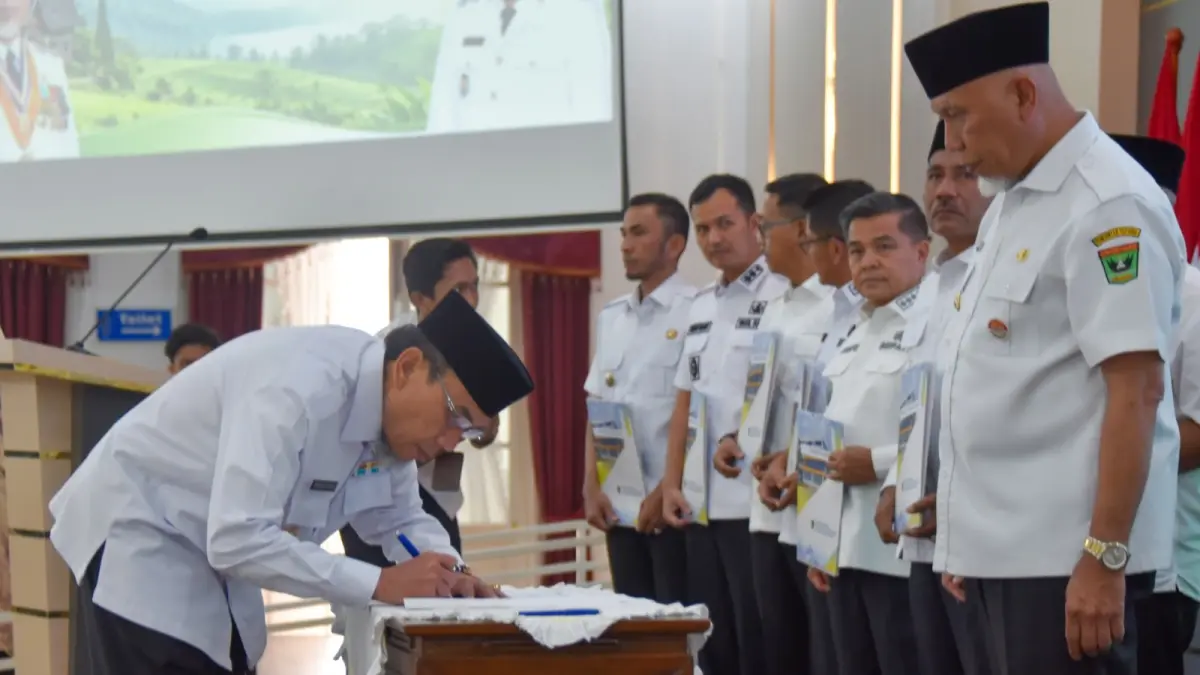 Wawako Padang, Maigus Nasir disaksikan Gubernur Sumbar, Mahyeldi, melakukan penandatanganan Berita Acara Kesepakatan Luasan LP2B di Auditorium Gubernur Sumatera Barat, Rabu (8/7). 
