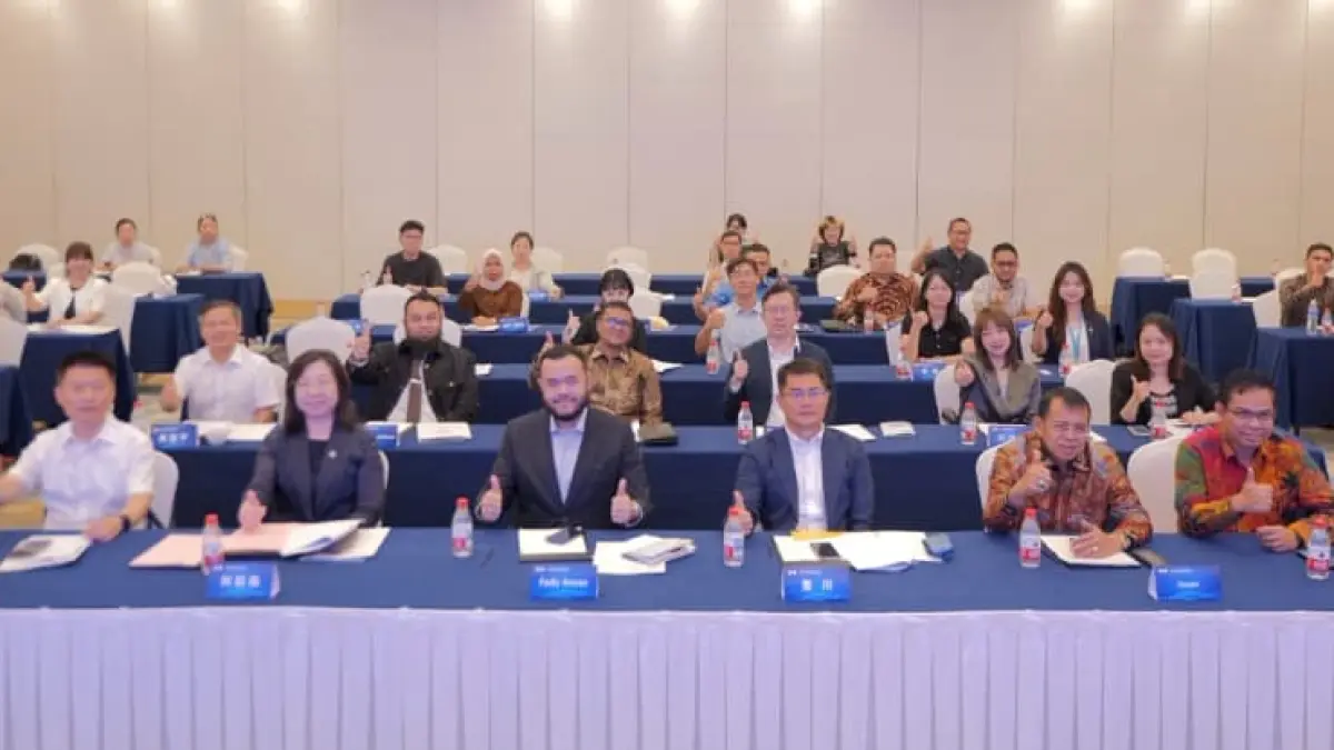 Tim Percepatan Kota Padang Bidang Pendidikan sekaligus Senior Eksekutif UNP Prof. Ganefri (dua kanan) bersama delegasi yang mendampingi Wali Kota Padang dalam agenda penguatan kerja sama pendidikan melalui Program Unggulan Padang Juara.(Foto: Haris/ KKPS UNP)