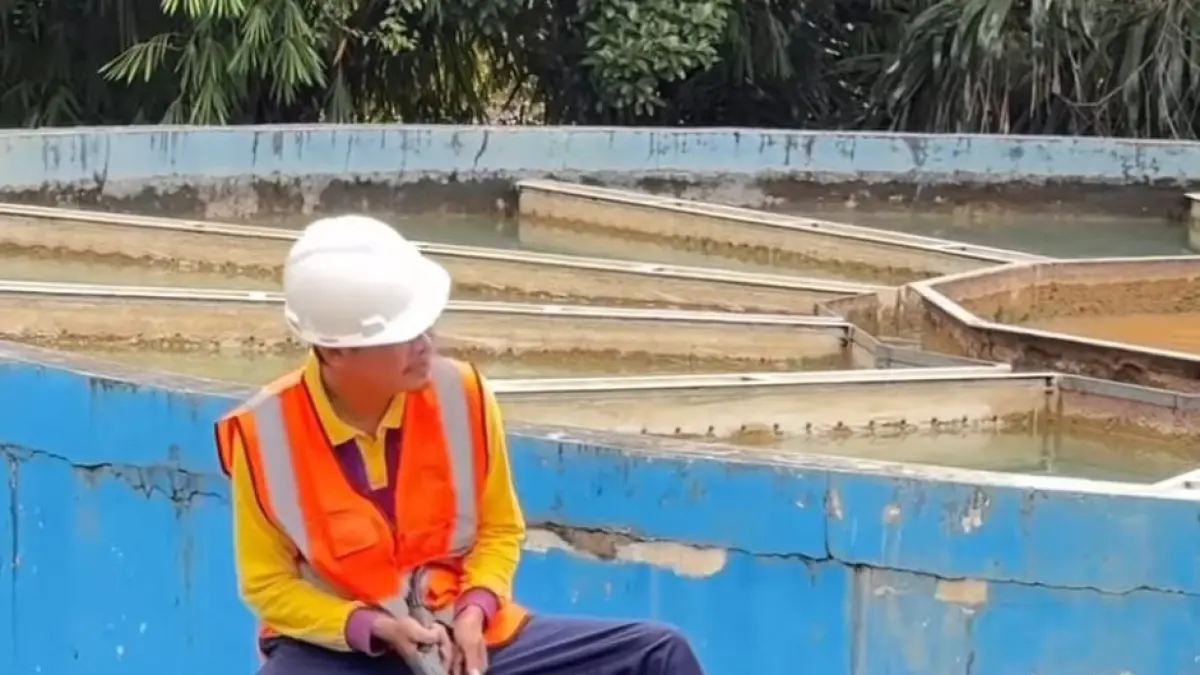 Pekerja sedang melakukan pengurasan reservoar di salah satu IPA Perumda Air Minum Kota Padang beberapa waktu lalu. Kamis (9/7) akan dilakukan pengurasan IPA Taban yang berdampak kepada terhentinya distribusi air kepada pelanggan. Humas Perumda AM Padang. (HUMAS PERUMDA AM PADANG)
