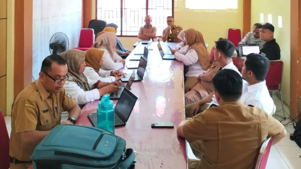 Afridal memberikan arahan kepada sekretaris dan perangkat nagari saat kegiatan penginputan Indeks Desa Membangun (IDM) 2026 di Kecamatan IV Nagari Bayang Utara beberapa waktu lalu. (DOK Kecamatan IV Nagari Bayang Utara)