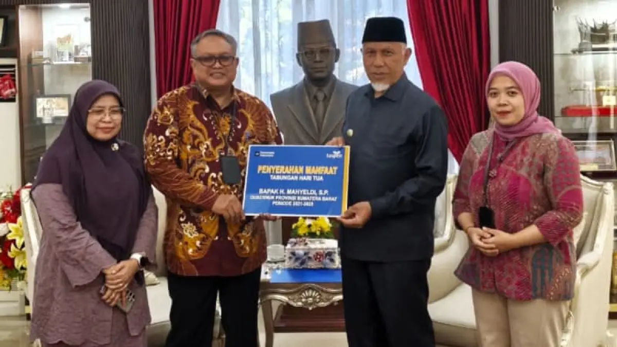 Branch Manager TASPEN Kantor Cabang Padang, Kabul Wibowo menyerahkan manfaat tabungan hari tua kepada Gubernur Sumbar Mahyeldi sebagai bentuk komitmen TASPEN dalam memastikan setiap peserta memperoleh haknya secara tepat.(Foto: Humas)