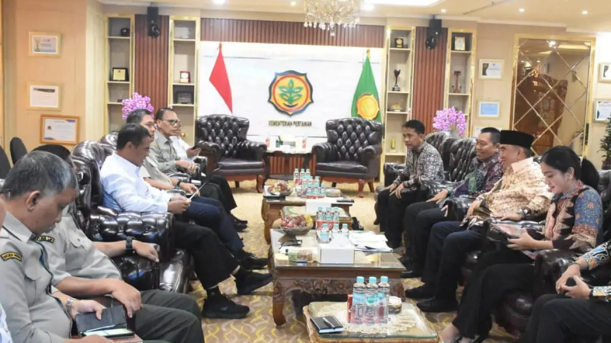 Bupati Dharmasraya Annisa Suci Ramadhani (kanan) melakukan audisi dengan Menteri Pertanian Amran Sulaiman (tiga kiri) di Kementerian Pertanian, Jakarta, Rabu (9/7/2026).