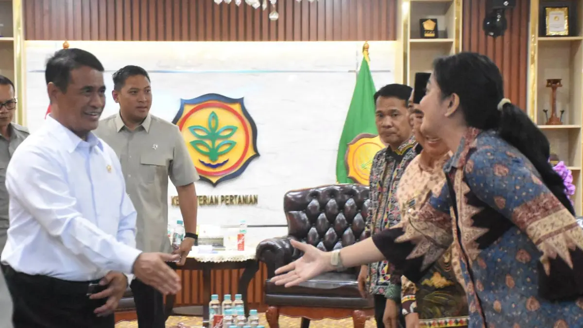 Bupati Dharmasraya Annisa Suci Ramadhani menyampaikan persoalan harga TBS sawit kepada Menteri Pertanian Amran Sulaiman saat audiensi di Jakarta, Rabu (9/7/2026).