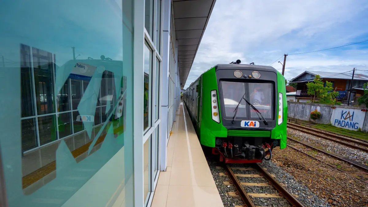 KAI Divre II Sumbar mulai menerapkan biodiesel B50 pada sarana diesel guna mendukung transisi energi nasional dan transportasi ramah lingkungan.