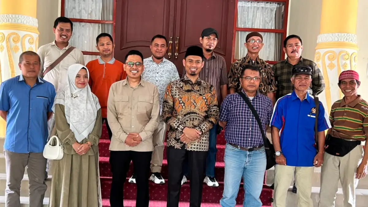 Ketua DPRD Kota Pariaman Muhajir Muslim foto bersama jajaran Pengurus PWI Pariaman dalam agenda silaturahmi guna memperkuat kemitraan media dan mengawal pembangunan daerah.