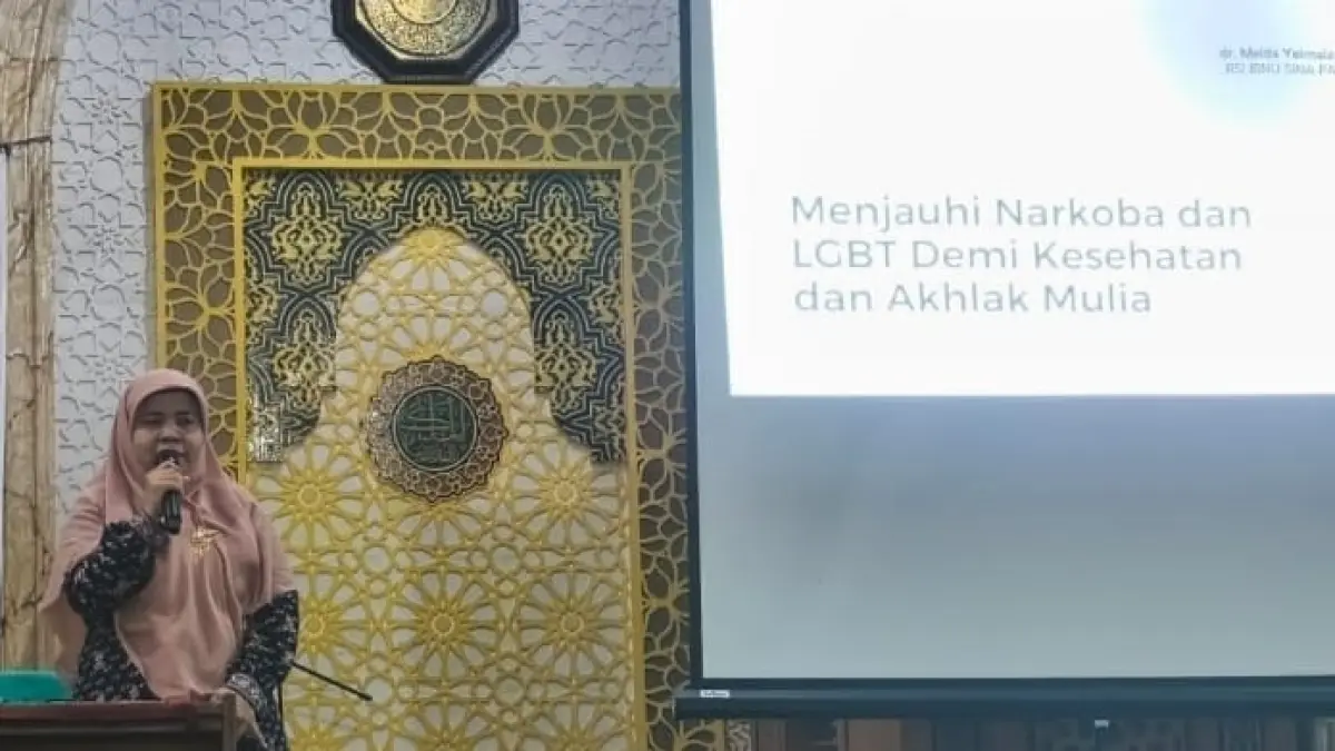 Narasumber menyampaikan edukasi soal narkoba dan LGBT dalam baksos DDII Sumbar bersama Yarsi Sumbar di Dharmasraya, baru-baru ini.