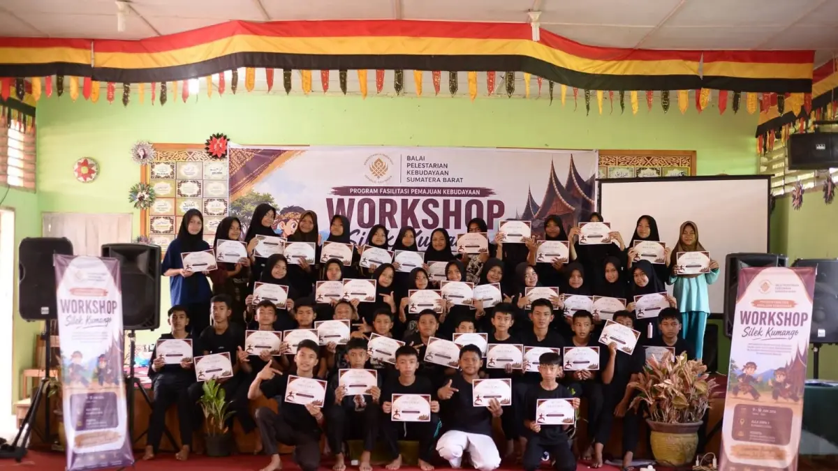 Peserta workshop Silek Kumango foto bersama usai Workshop Silek Kumango yang diselenggarakan pada 9–10 Juni 2026 di SMPN 3 Sungai Tarab. (TIM LAMAN GURU)