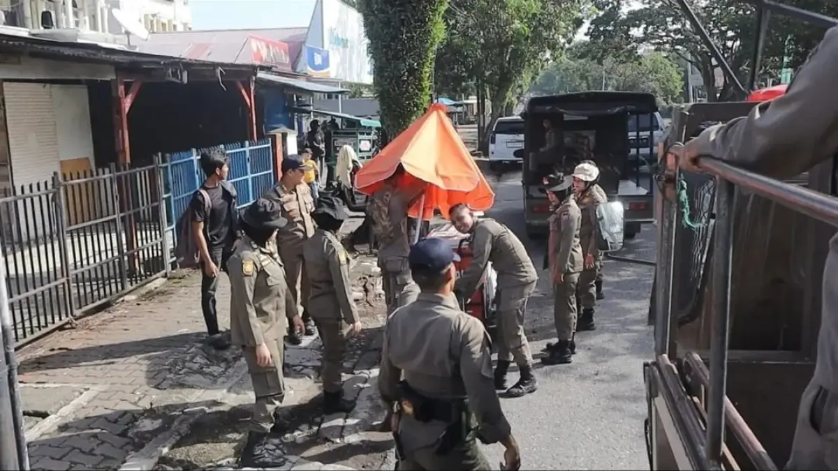Petugas Satpol PP Kota Padang melaksanakan patroli kota untuk menjaga ketenteraman dan ketertiban masyarakat, beberapa waktu lalu. (DOK SATPOL PP PADANG)