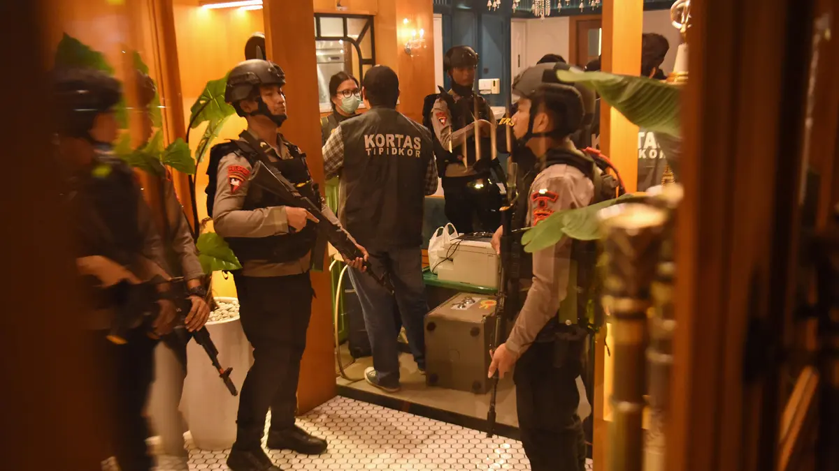 Tim gabungan Polri berada di dekat barang bukti usai menggeledah salah satu kafe di kawasan Cipete, Jakarta, Rabu (8/7). (ANTARA FOTO/INDRIANTO EKO SUWARSO)