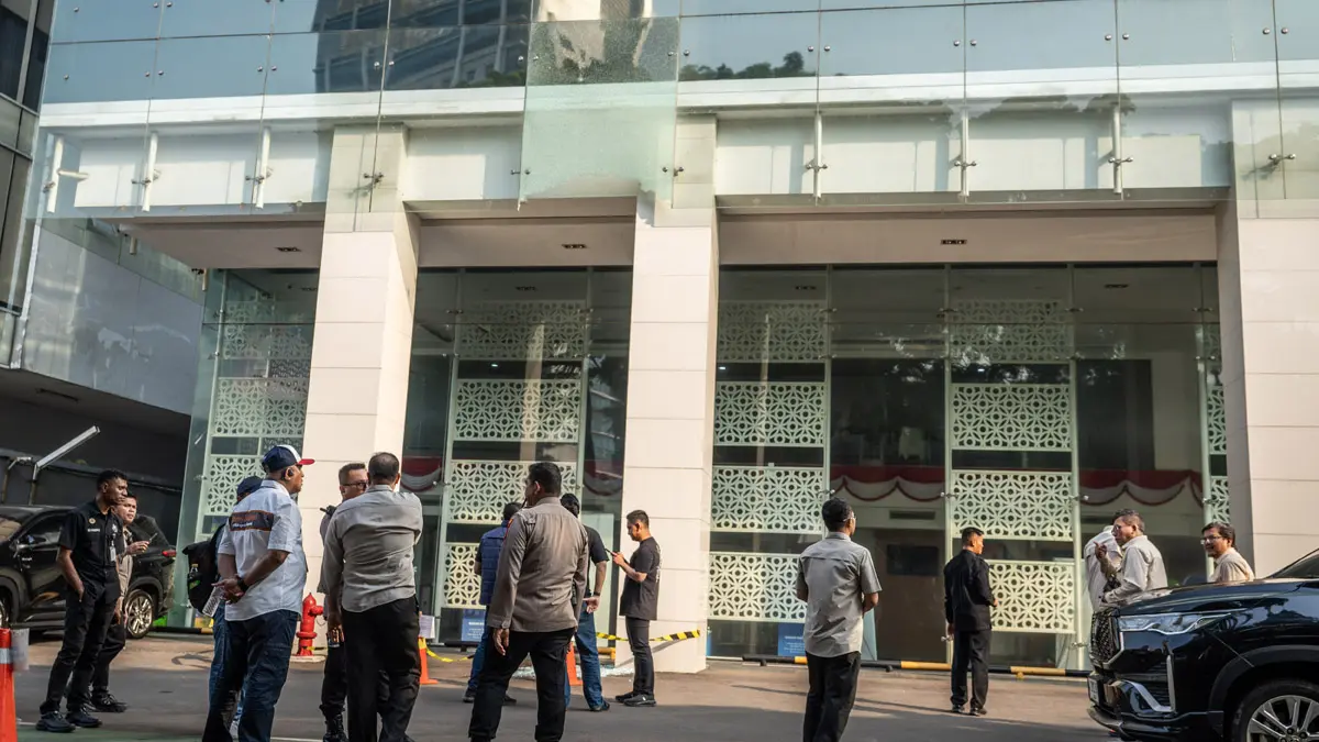 Tim Inafis Polda Metro Jaya mengamati pecahan kaca di Kantor Badan Gizi Nasional, Jakarta, Kamis (9/7).&nbsp;(BAYU PRATAMA S/ANTARA FOTO)