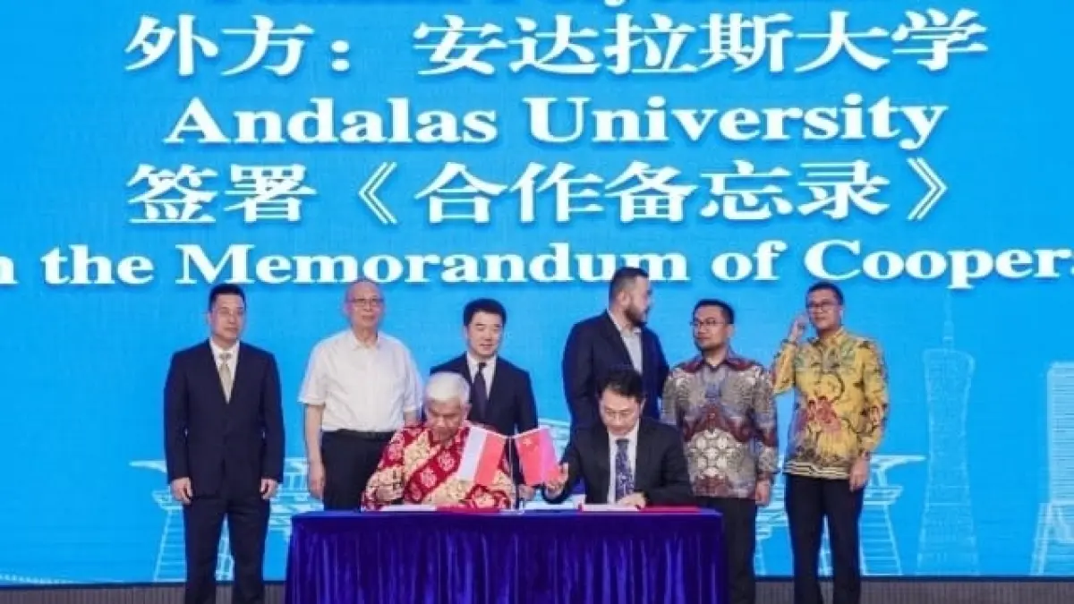 Unand menandatangani MoU dengan Foshan Polytechnic dan Guangzhou Huashang Vocational College dalam kunjungan Delegasi Pendidikan Pemko Padang ke Guangzhou dan Beijing pada 5–10 Juli 2025. (DOK UNAND)