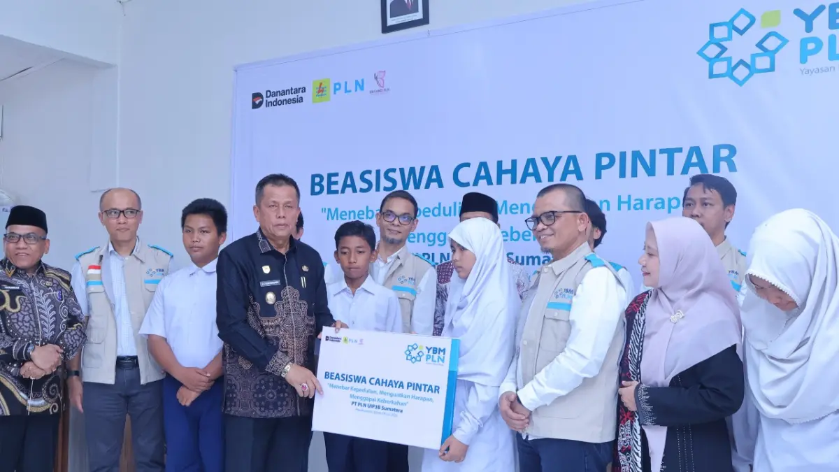 Wakil Wali Kota Payakumbuh Elzadaswarman bersama jajaran YBM PLN menyerahkan Beasiswa Cahaya Pintar kepada siswa berprestasi di MTsN 2 Kota Payakumbuh, Kamis (9/7/2026). 