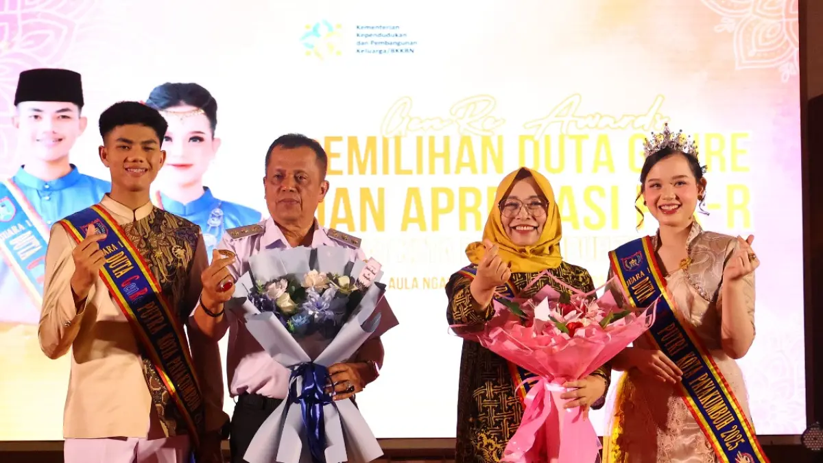 Wakil Wali Kota Payakumbuh Elzadaswarman dan Bunda GenRe Kota Payakumbuh Ny Mulyasni Muis Zulmaeta foto bersama Duta GenRe Kota Payakumbuh 2026 di Aula Josrizal Zain, Balai Kota Payakumbuh, Rabu (8/7/2026).