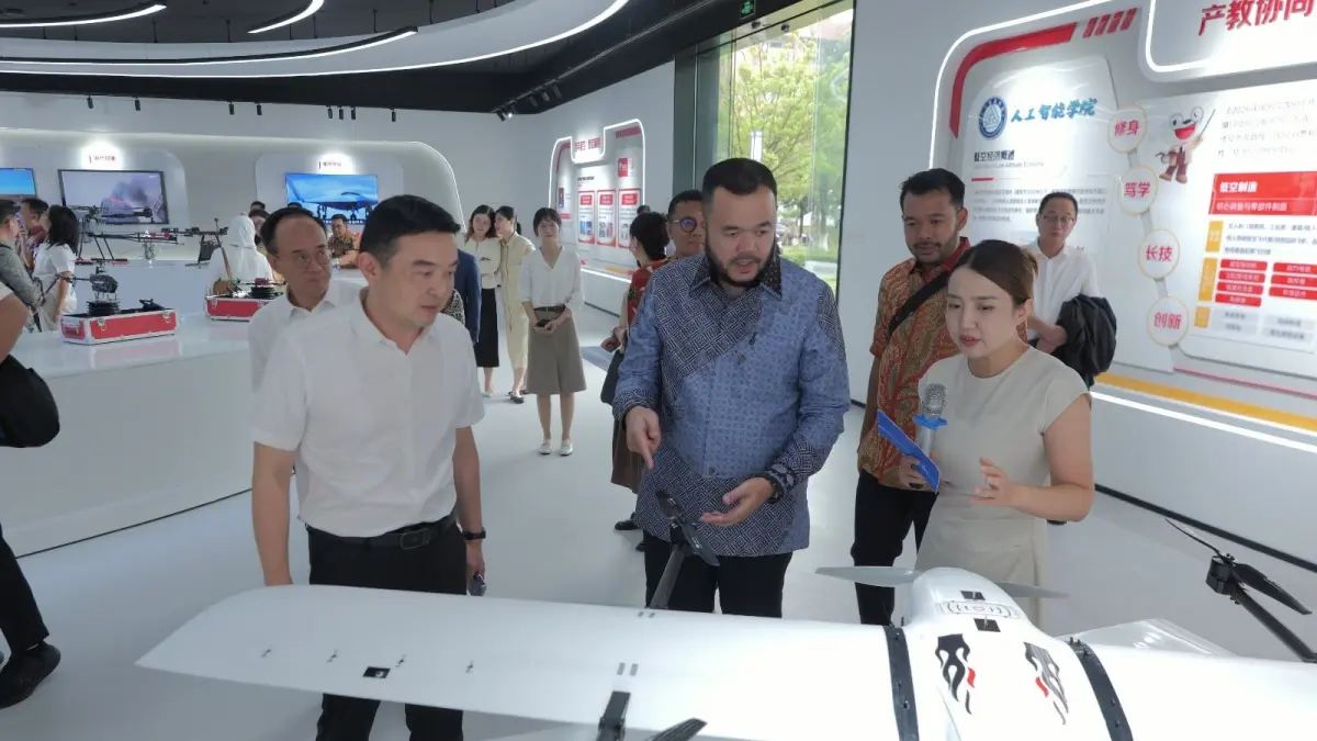 Wako Padang, Fadly Amran meninjau workshop di Foshan Polytechnic, Tiongkok, pada Selasa (7/7). (DOK PEMKO PADANG)