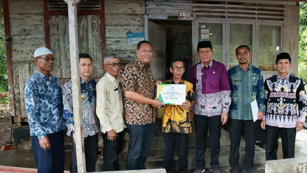 Wako Pariaman Yota Balad serahkan bantuan 25 juta untuk pembangunan rumah layak huni kepada Dahnil (66), warga Kelurahan Ujuang Batuang, Pariaman Tengah, Kamis (9/7/2026).