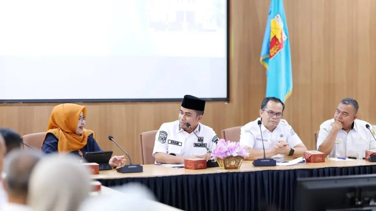 Wali Kota Solok Dr. Ramadhani Kirana Putra memimpin Monitoring dan Evaluasi Peta Jalan Pembangunan Kependudukan (PJPK) Tahun 2025 di Akmal Room Bapperida, Rabu (8/7). (DOK PEMKO SOLOK)