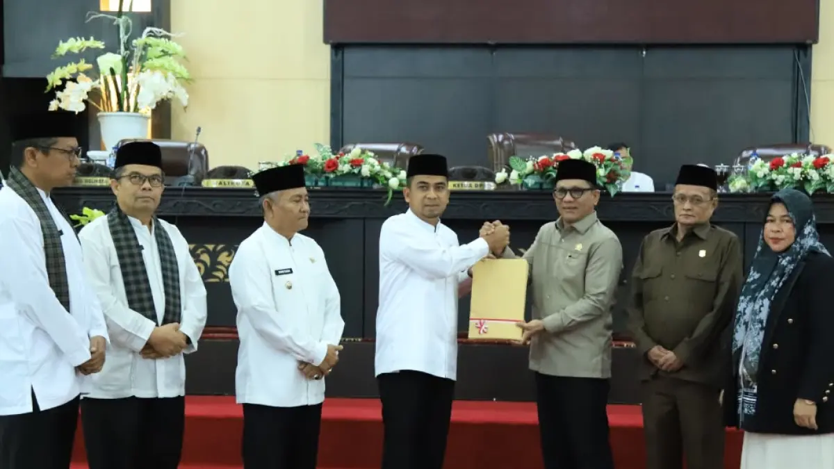 Wali Kota Solok, Ramadhani Kirana Putra, menyerahkan Nota Penjelasan Ranperda Pertanggungjawaban Pelaksanaan APBD Kota Solok Tahun Anggaran 2025 dalam Rapat Paripurna DPRD, Kamis (9/7/2026).