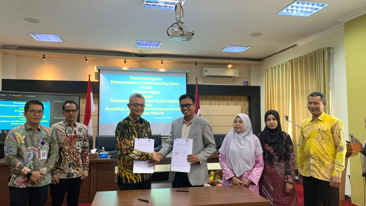 Direktur Pascasarjana UIN Imam Bonjol Padang Prof Ahmad Wira dan Direktur Operasional Bank Nagari Zilfa Efrizon memperlihatkan dokumen nota kesepahaman yang sudah ditandatangani kedua institusi ini di Gedung Pascasarjana UIN Imam Bonjol Padang, baru-baru ini. (DOK BANK NAGARI)