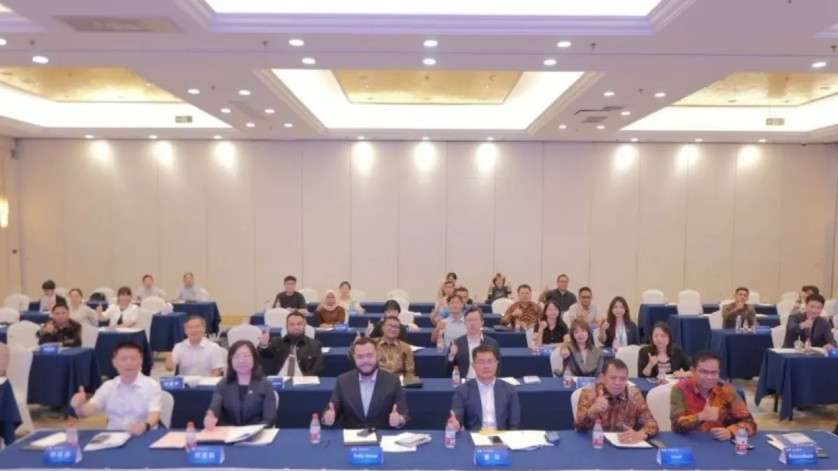 Senior Eksekutif UNP Prof  Ganefri (dua dari kanan) bagian dari delegasi yang mendampingi Wali Kota Padang Fadly Amran (tiga dari kiri) dalam agenda penguatan kerja sama pendidikan melalui Program Padang Juara di Beijing University of Technology (BJUT), Rabu (8/7). (DOK HUMAS UNP)