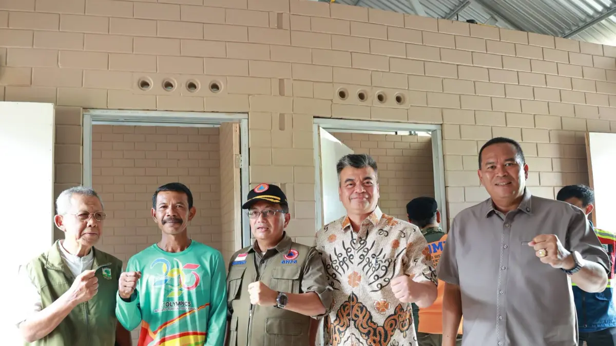 Sestama BNPB Rustian (tengah) menghadiri penyerahan secara simbolis Huntap Mandiri oleh Wako Pariaman Yota Balad (kanan) kepada warga terdampak bencana di Desa Sintuak, Kecamatan Pariaman Utara, Jumat (10/7/2026). Terlihat rumah yang diterima Emridona itu belum ada plafonnya.