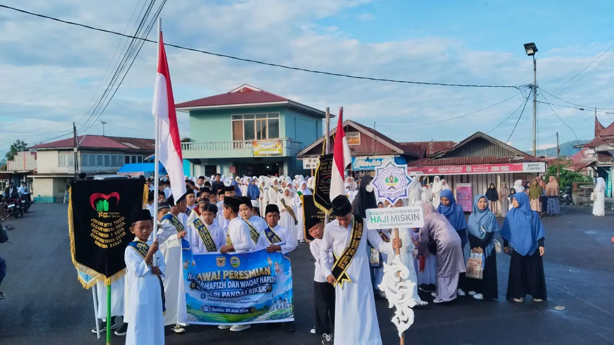 Arak-arakan pawai saat menghadiri peresmian Nagari Hafizh, Padai Sikek, Kecamatan X Koto, Kabupaten Tanahdatar. (DOK Muhammad Harizon, S.Pd)