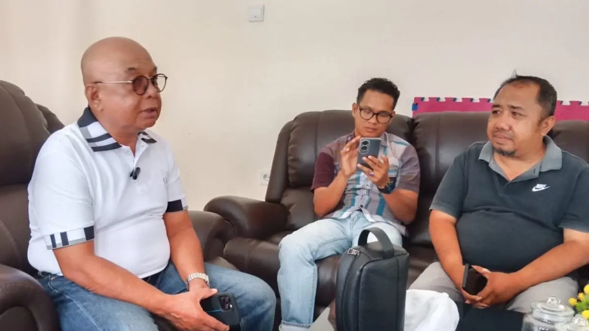Bakal calon Ketua Umum KONI Agam periode 2026-2030, H. Edi Busti, memberikan keterangan kepada wartawan usai mengembalikan berkas pencalonan di Sekretariat Tim Penjaringan dan Penyaringan (TPP) KONI Agam, Jumat (10/7). (ANIZUR UNTUK PADEK)