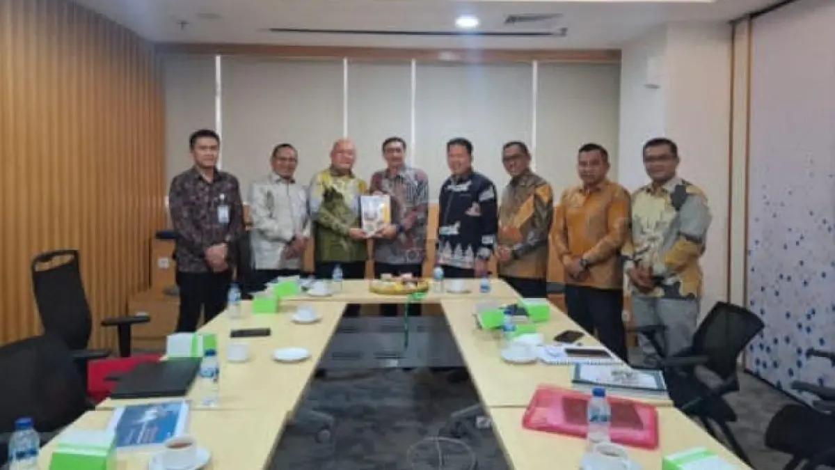 Bupati Pesisir Selatan Hendrajoni (empat dari kiri) menyerahkan dokumen usulan program dan anggaran sektor pendidikan kepada Kementerian Pendidikan Dasar dan Menengah di Jakarta, Kamis (9/7). (DOK KOMINFO)