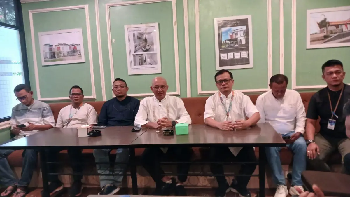 Dirut Perumda AM Padang Hendra Pebrizal didamping Dirtek Andri Satria dan jajaran memberikan keterangan pers terkait keruhnya air PDAM akhir-akhir ini, di salah satu kafe di Padang Jumat (10/7). (SURYANI/PADEK)