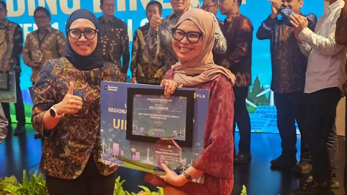 General Manager PLN UID Sumatera Barat, Ririn Rachmawardini (kanan), menerima Penghargaan Zero Accident pada Awarding Kinerja Direktorat Distribusi Semester I Tahun 2026 di Jakarta, Kamis (9/7/2026).