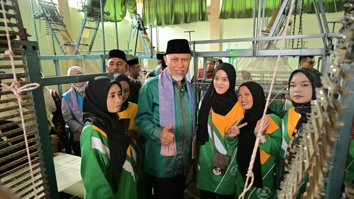 Gubernur Sumbar Mahyeldi bersama jajaran Baznas RI meluncurkan Program Kampung Zakat di Nagari Ampalu, Kabupaten Limapuluh Kota, yang menargetkan pengembangan tenun lokal hingga menembus pasar internasional.