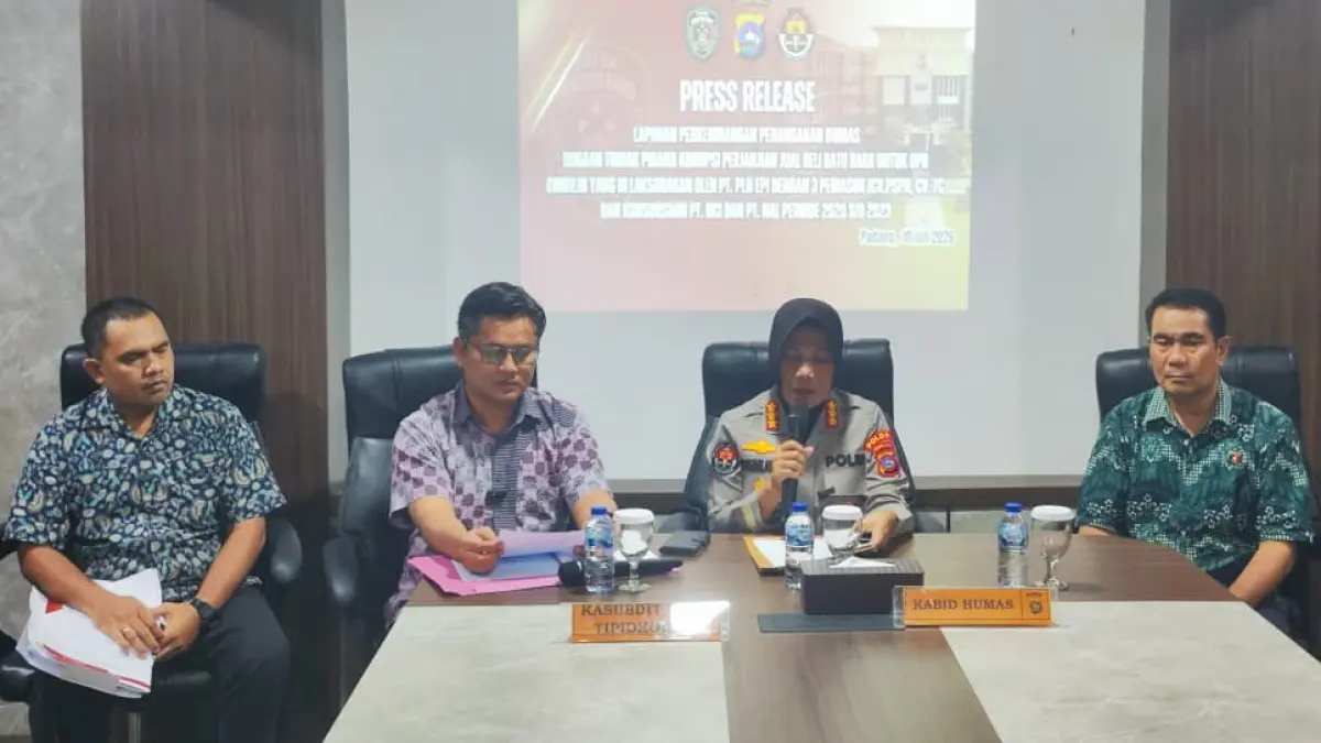 Kabid Humas Polda Sumbar Kombes Pol Susmelawati Rosya didampingi Kasubdit III Tipikor Kompol Muhardi memberikan keterangan terkait penyelidikan dugaan korupsi pasokan batubara UBP Ombilin di Mapolda Sumbar, Jumat (10/7/2026).