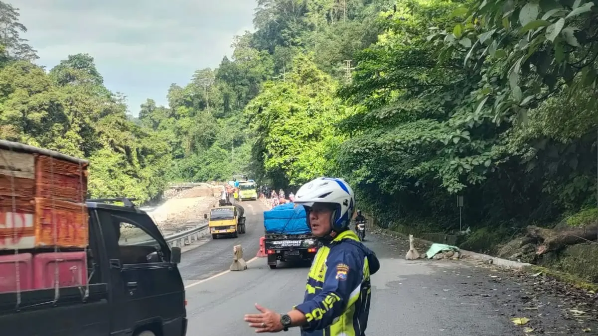 Kondisi arus lalu lintas di kawasan Lembah Anai, Jumat (10/7/2026). Satlantas Polres Padangpanjang menerapkan buka tutup jalan di lokasi imbas pengaspalan di KM 64. (Foto: Satlantas Polres Padangpanjang)