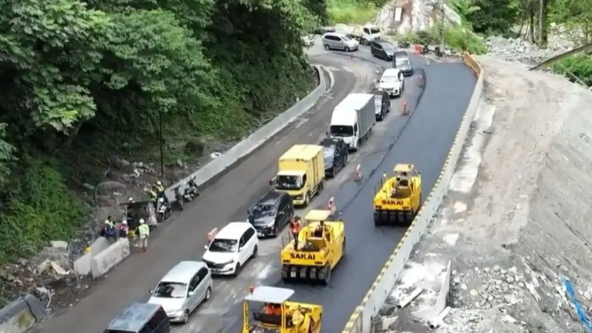 Pekerjaan rehabilitasi Jalan Nasional di kawasan Lembah Anai memasuki tahap akhir dengan progres lebih dari 95 persen. Jalur strategis Padang–Bukittinggi ditargetkan kembali dibuka penuh untuk seluruh kendaraan pada akhir Juli 2026.