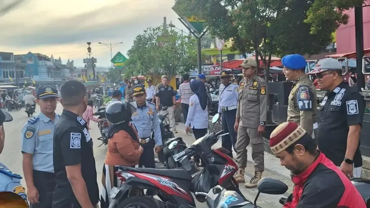 Penertiban kendaraan roda dua yang parkir di badan Jalan Ir. Soekarno, tepatnya di depan Pasar Modern Kota Solok, Kamis (9/7/2026).